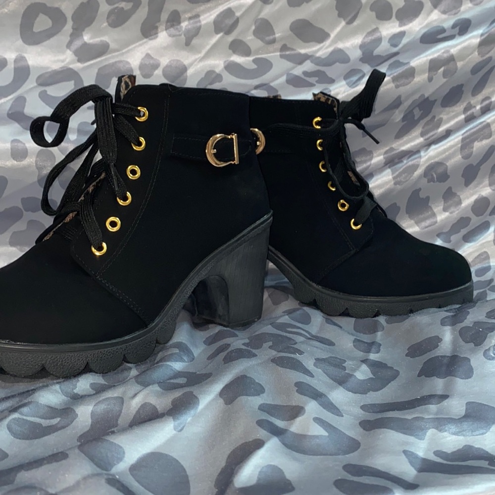Worn once. Don’t like how they look on myself